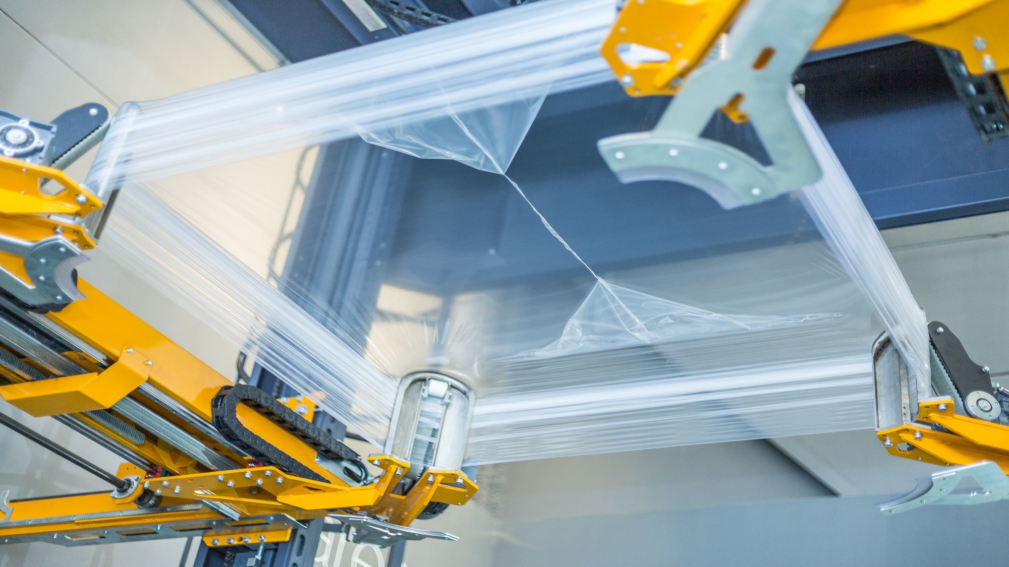 How Stretch Hood Packaging Improves Pallet Stability